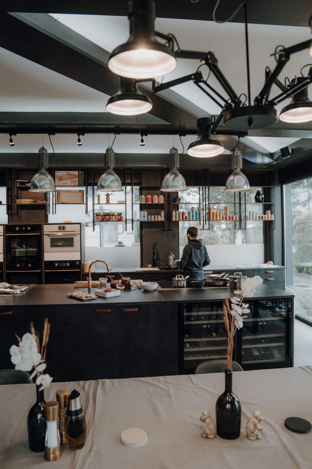 Die Schauküche eines Musterhauses wird zum Cateringbereich der Hausmesse im Musterhauspark.