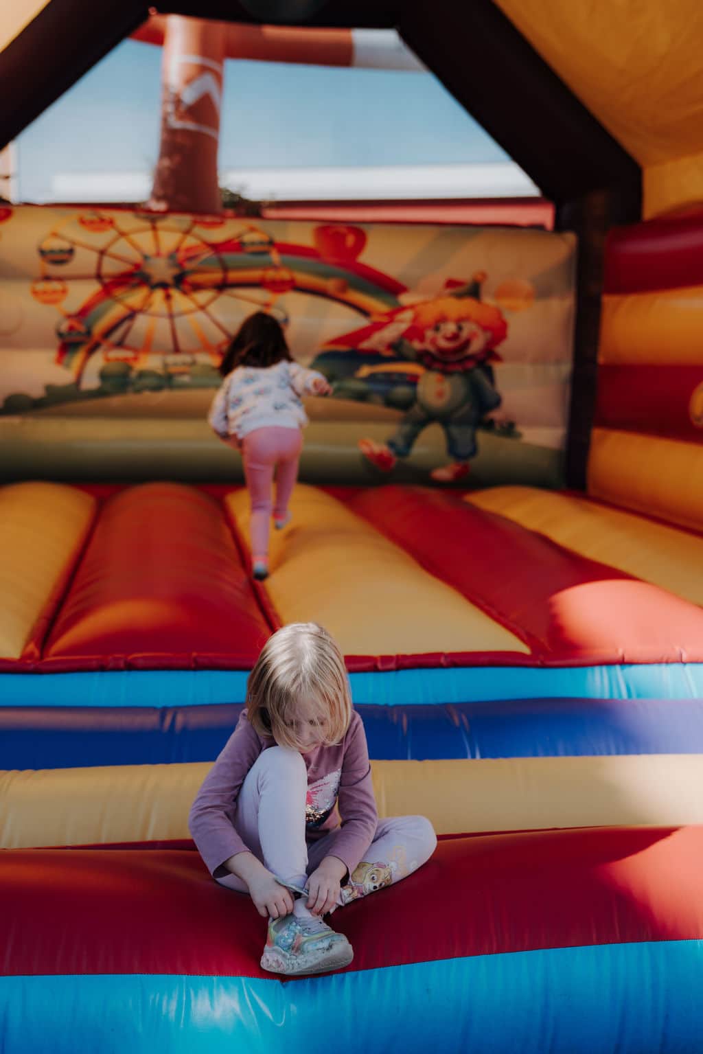 Kinder spielen ausgelassen in der Hüpfburg der Musterhauspark Herbstmesse 2024 im Musterhauspark.