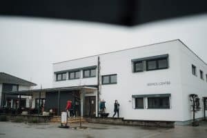 Das Service-Center des Musterhausparks mit überdachter Terrasse und Sitzmöglichkeiten als Anlaufstelle und Informationszentrum für hausinteressierte Besucher.