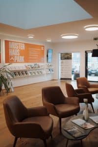 Der Eingangs- und Wartebereich des Service-Centers im Musterhauspark.