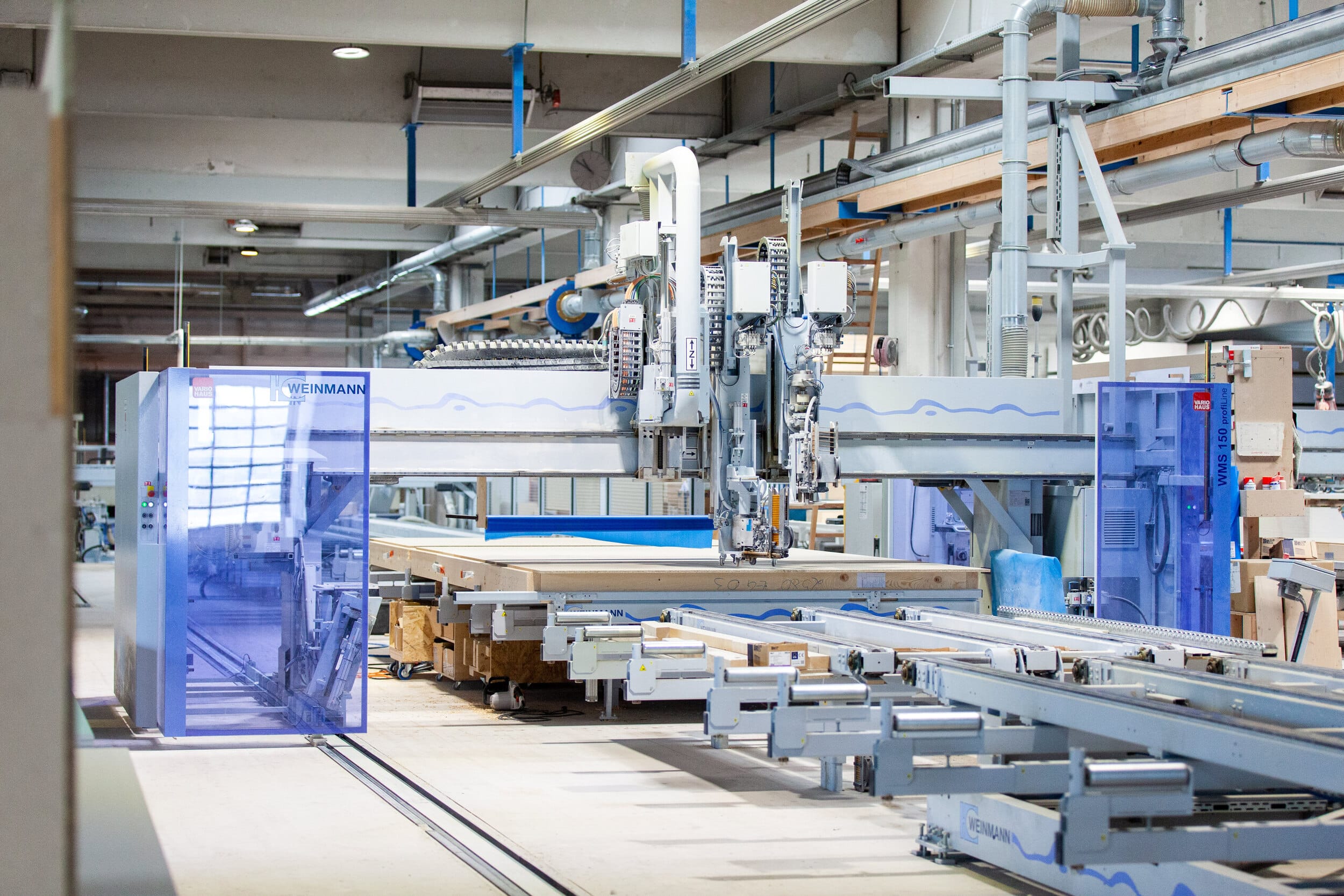 Einblicke in die hochmoderne Produktion von Fertighausteilen präsentiert von Musterhauspark.