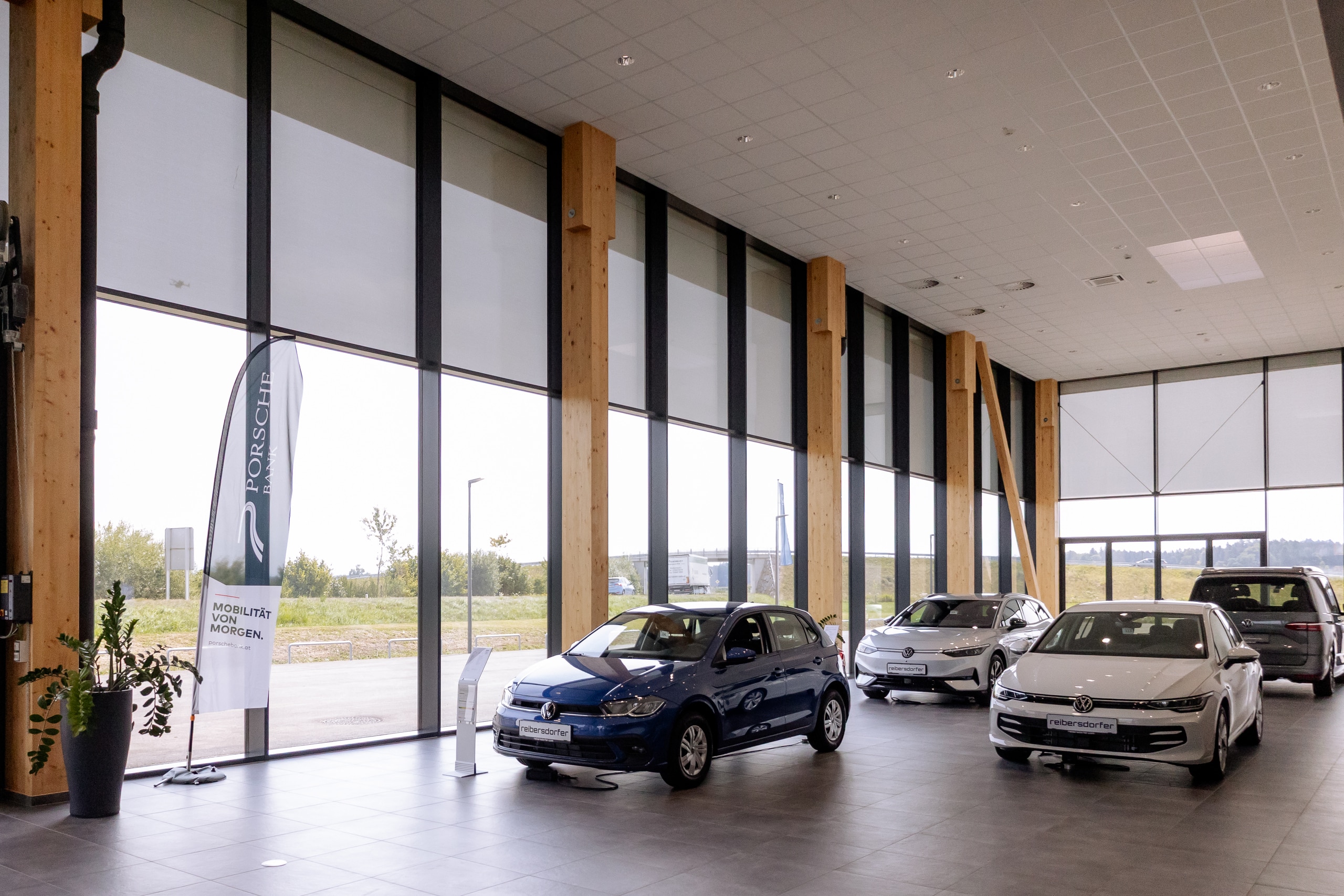 Newo zeigt die Beschattung mittels Textilscreen in einem Autohaus von innen.