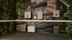 Produkte im Schauraum von SG Connect - Wechselrichter und Batteriespeicher.