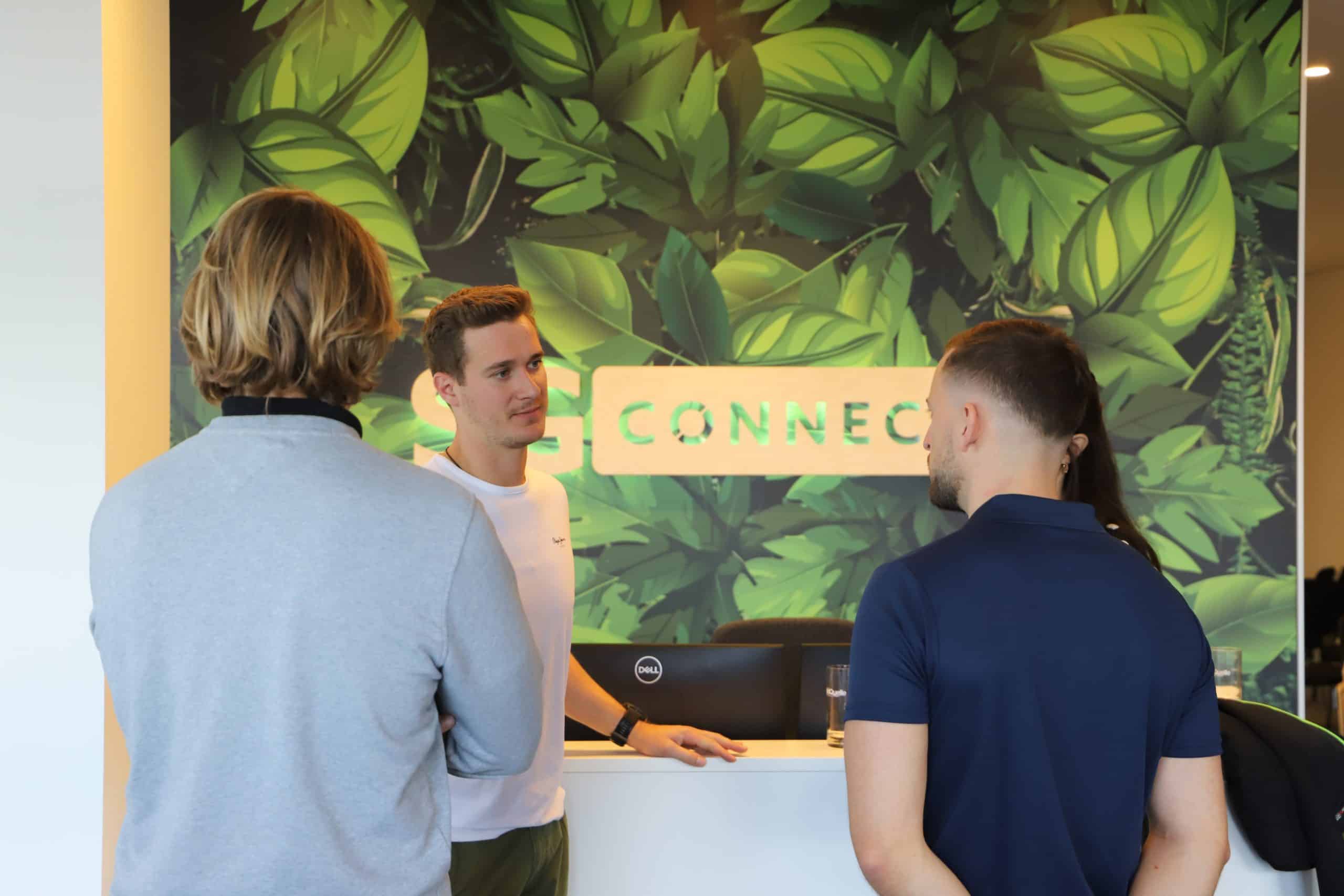 Gespräche mit Kunden im Firmengebäude von SG Connect.