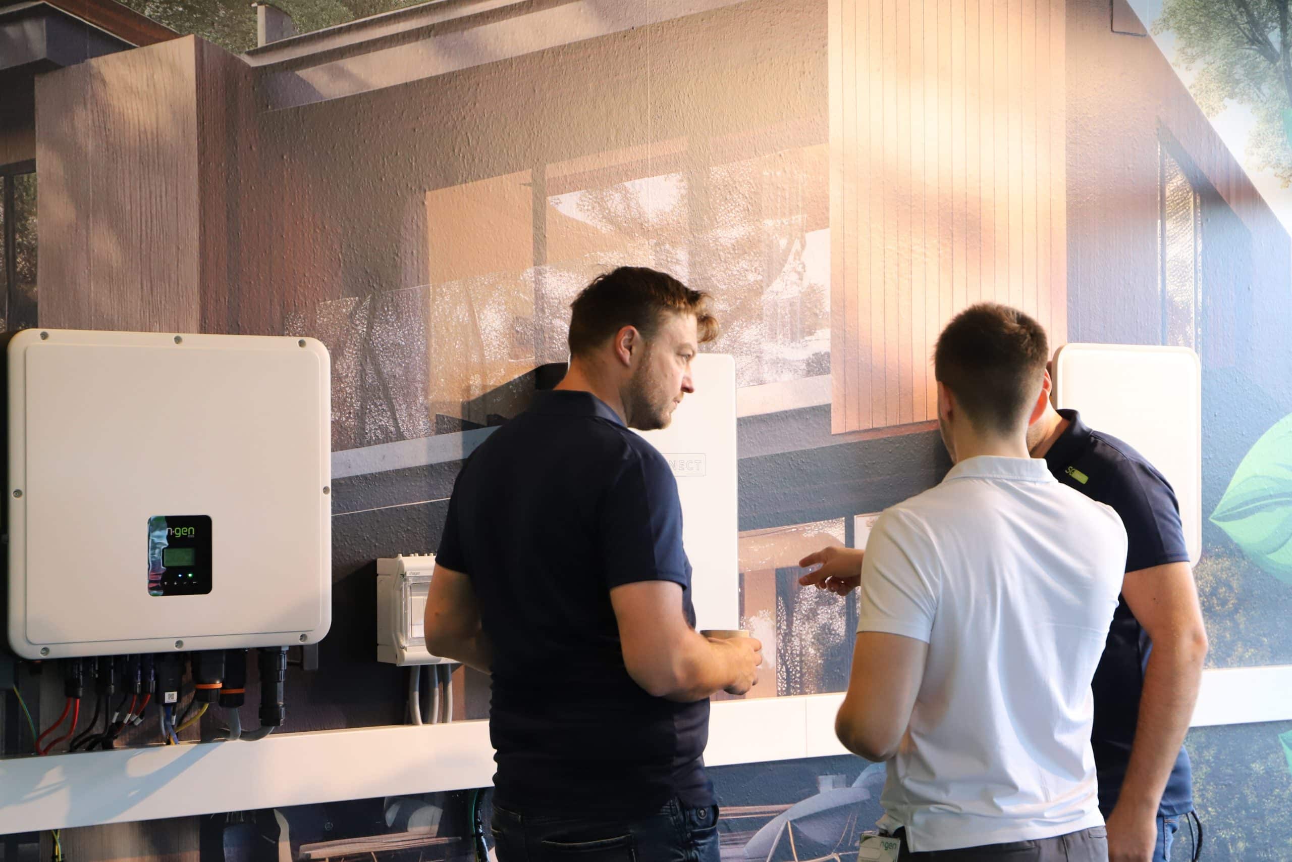 Kundengespräche an den Produkten von SG Connect im Showroom.