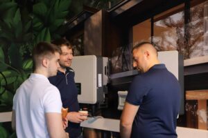 Kundengespräche an den Produkten von SG Connect im Showroom.