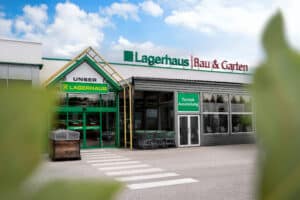 ÖkoFEN zeigt den Haupteingang des Referenzprojektes Lagerhaus in Rohbach.