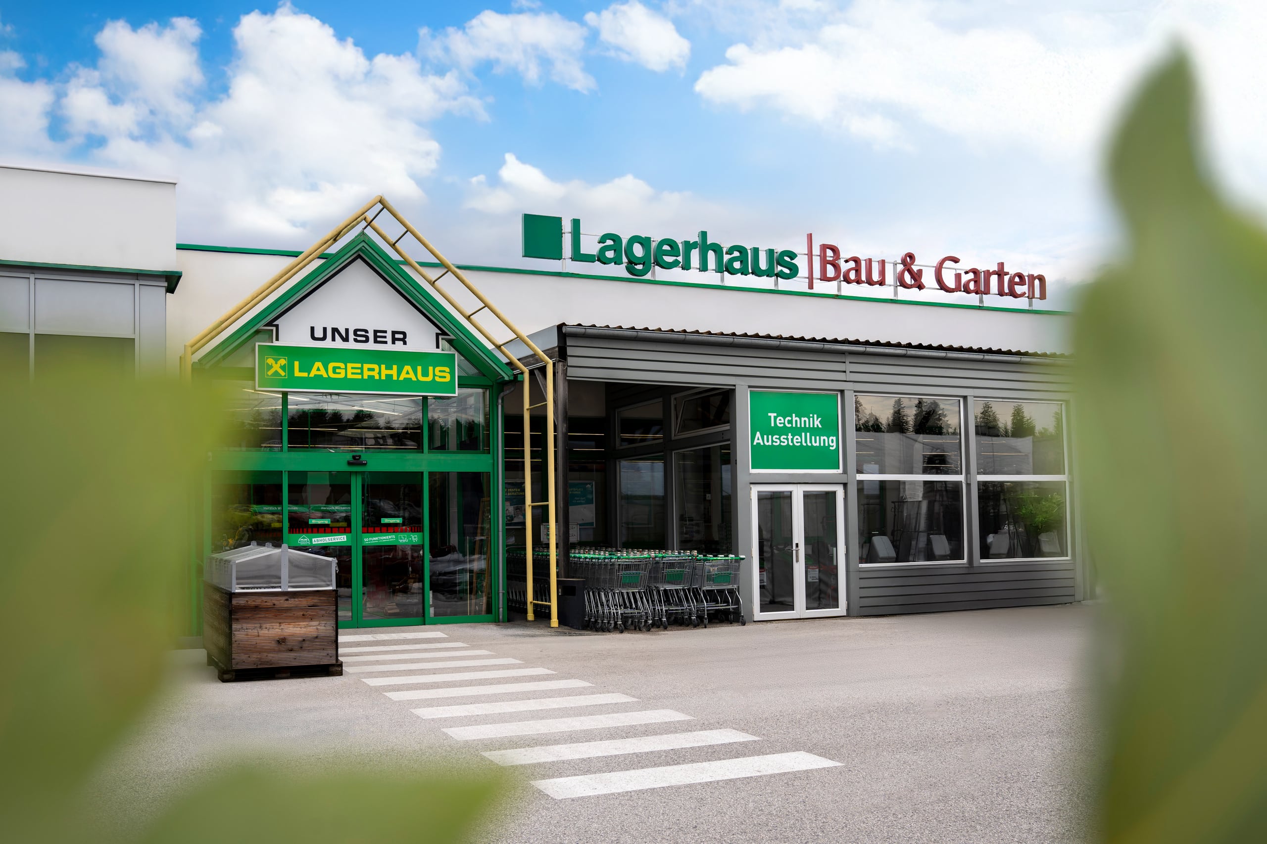 ÖkoFEN zeigt den Haupteingang des Referenzprojektes Lagerhaus in Rohbach.