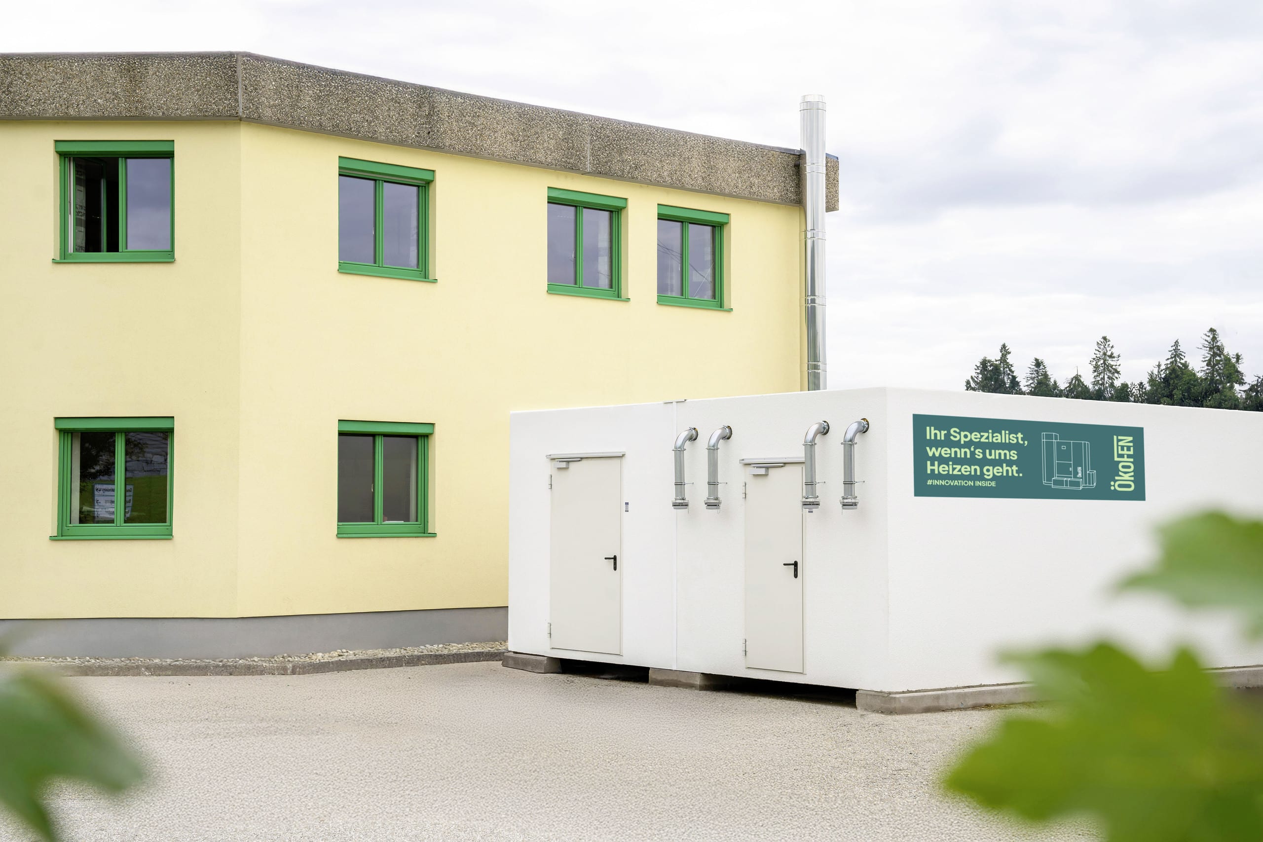 ÖkoFEN zeigt den Heizraum von außen beim Referenzprojekt Lagerhaus in Rohbach.