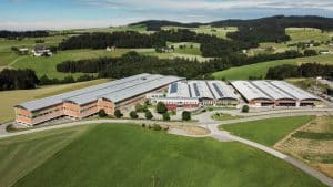 Eine Luftaufnahme des großen ÖkoFEN Firmengeländes mit Werksfabrik.