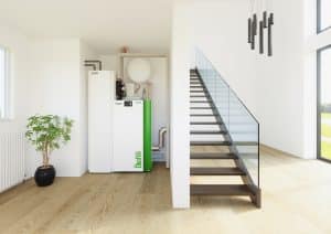 Eine offene Techniknische im Erdgeschoss eines Hauses mit Keller einer Pellematic Condens und einem SmartLink Kombispeicher und Hydraulik von ÖkoFEN.
