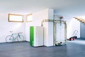 Keller eines Hauses mit einer freistehenden Pellematic Compact von ÖkoFEN.