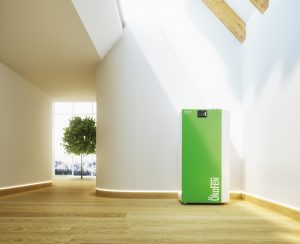 Eine in einem Haus mit Dachschräge freistehende Pellematic Compact von ÖkoFEN.