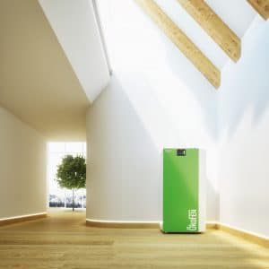 Eine in einem Haus mit Dachschräge freistehende Pellematic Compact von ÖkoFEN.