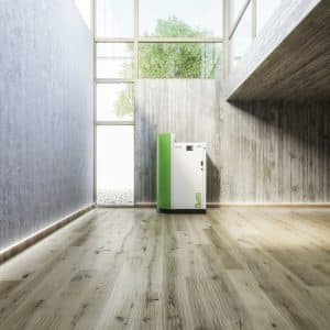 Ein in einem modernen Haus mit Galerie freistehender Pellematic Smart XS von ÖkoFEN.