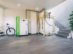 Der Keller eines Hauses mit einer freistehenden Pellematic Smart XS von ÖkoFEN.
