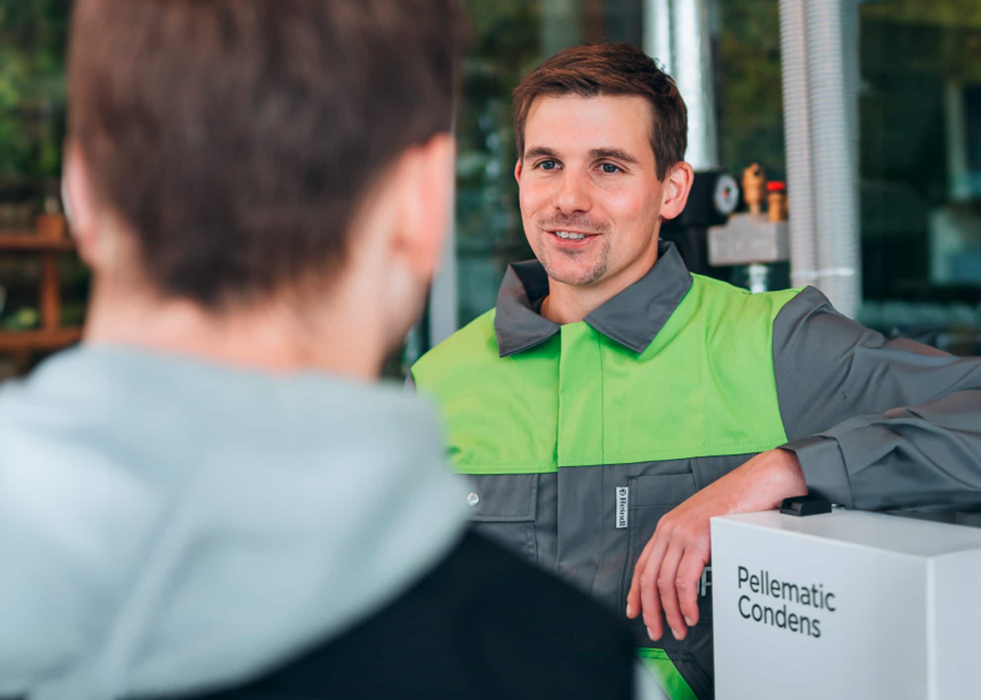 Ein Installateur von ÖkoFEN sorgt für den reibungslosen Einbau einer Pellematic Condens Pelletheizung.