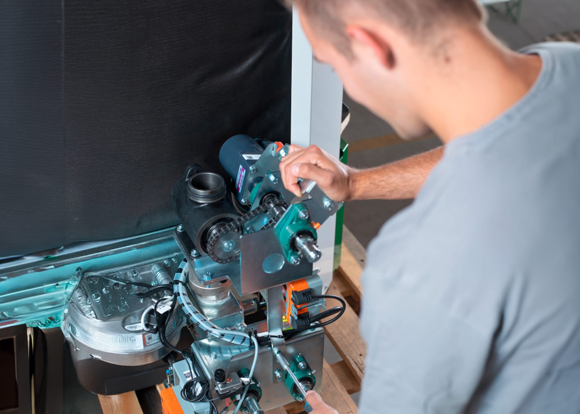 Ein Installateur von ÖkoFEN setzt die Heizanlage in Betrieb.