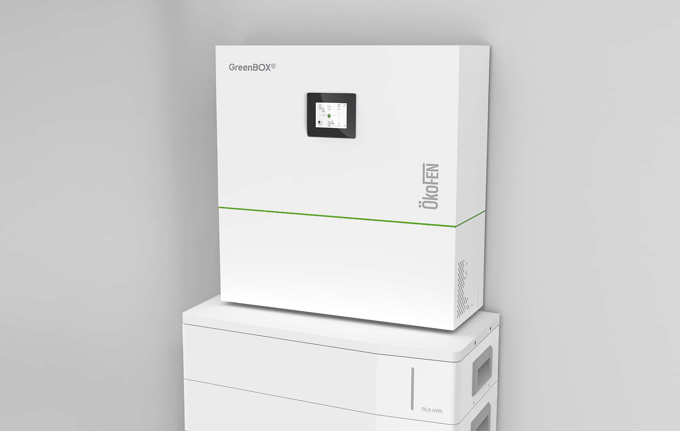 Nahaufnahme des Energiemanagementsystems „GreenBOX®“ mit Display montiert auf einem 26,8 kWh Energiespeicher von ÖkoFEN.