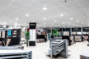 Opple Lighting zeigt einen großen Verkaufsraum mit in der Akustikdecke integrierten runden Einbauspots.