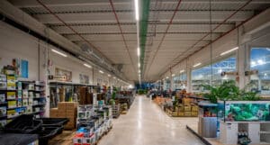 Opple Lighting zeigt einen großen Verkaufsraum in einem Baumarkt mit an einer Trägerschiene montierten stabförmigen Leuchten.
