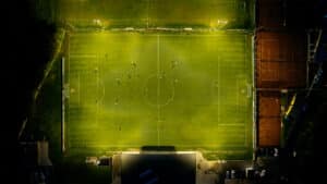 Opple Lighting zeigt einen Fußballplatz bei Nacht mit Flutlichtbeleuchtung.