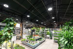 Opple Lighting zeigt den Verkaufsraum eines Gartencenters mit vielen an der Decke hängenden ringförmigen Leuchten.