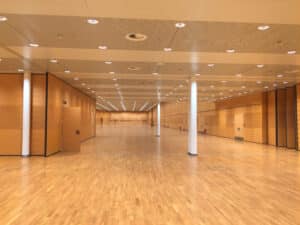 Opple Lighting zeigt eine große Halle mit Akustikpaneelen an der Decke und vielen integrierten Einbauspots.