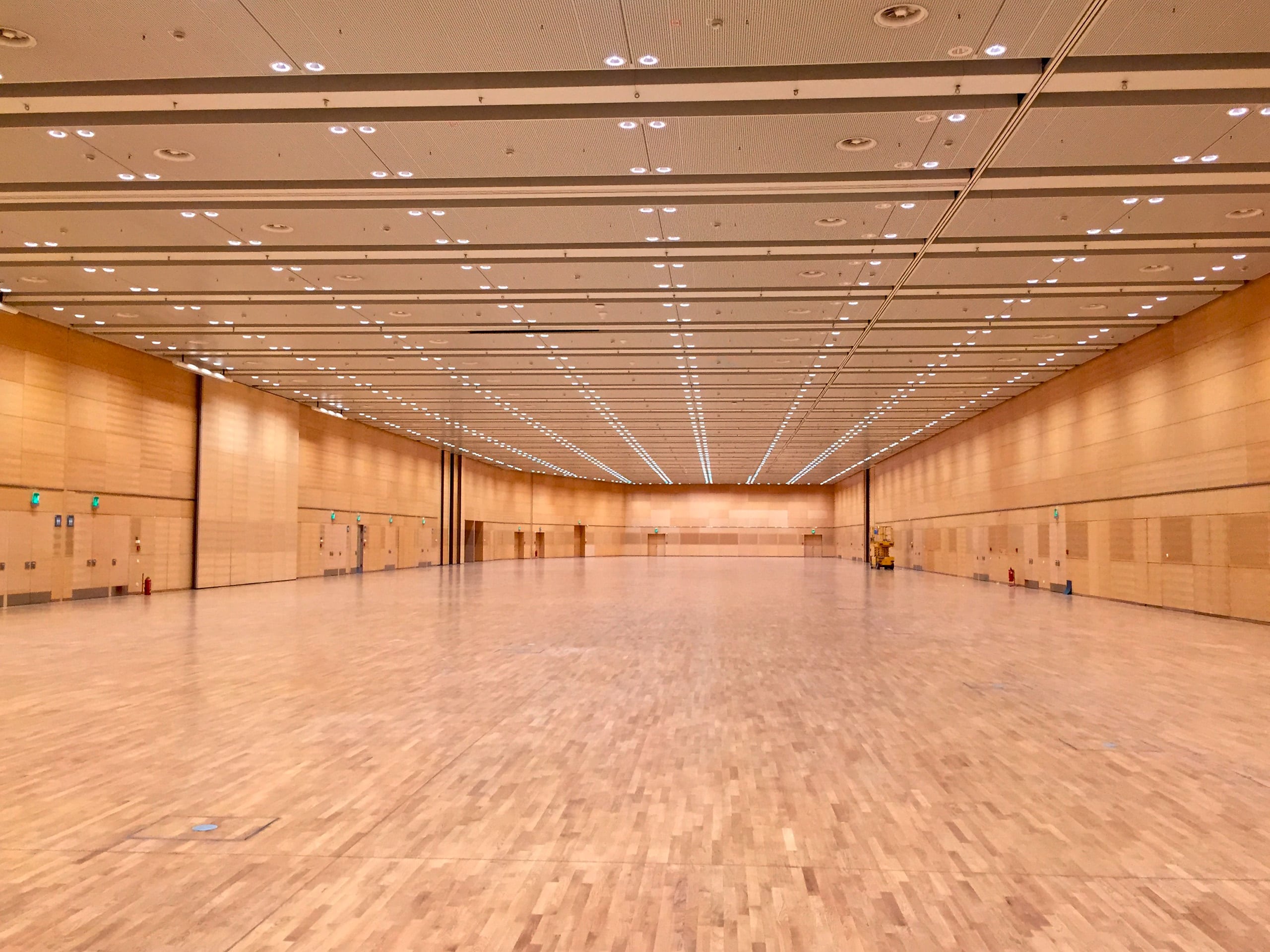 Opple Lighting zeigt eine große Halle mit Akkustikpanelen an der Decke und vielen integrierten Einbauspots.