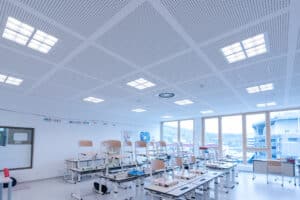 Opple Lighting zeigt ein Klassenzimmer mit großen auf vier Quadrate unterteilte, in der Decke integrierte Leuchten.