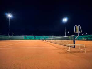 Opple Lighting zeigt einen Tennisplatz bei Nacht mit Flutlichtbeleuchtung.
