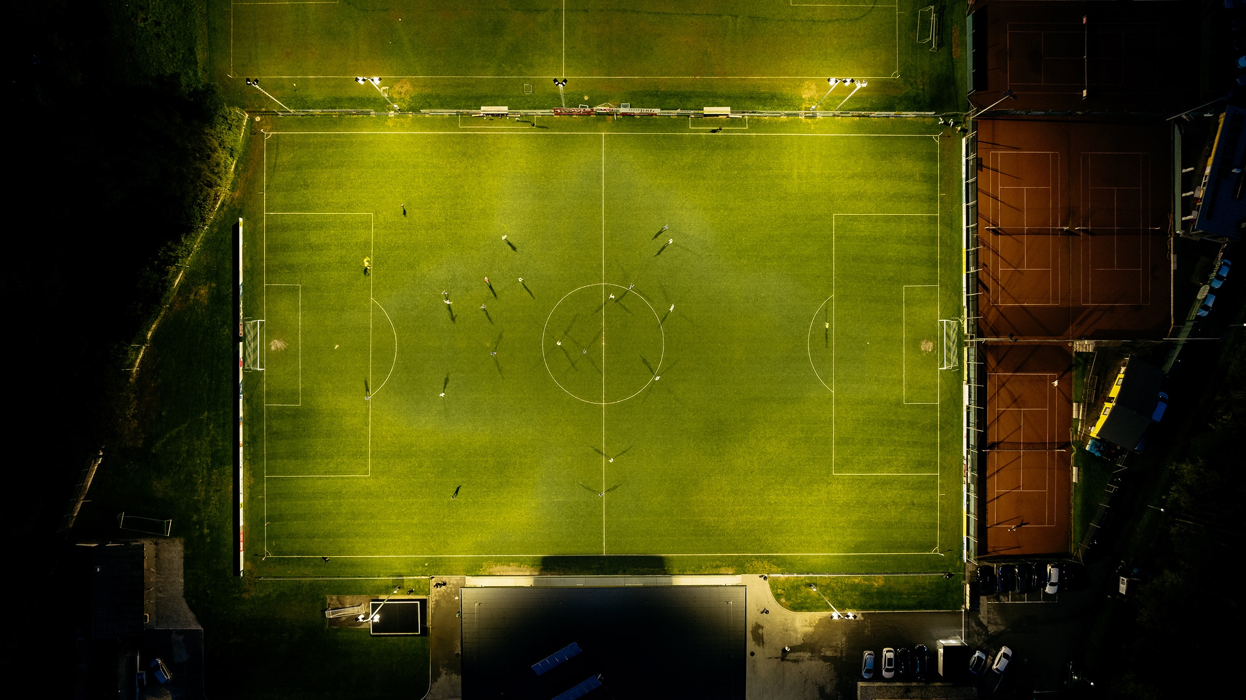 Opple Lighting zeigt einen Fussballplatz, der mit Flutlicht-Scheinwerfern beleuchtet wird, bei Nacht.