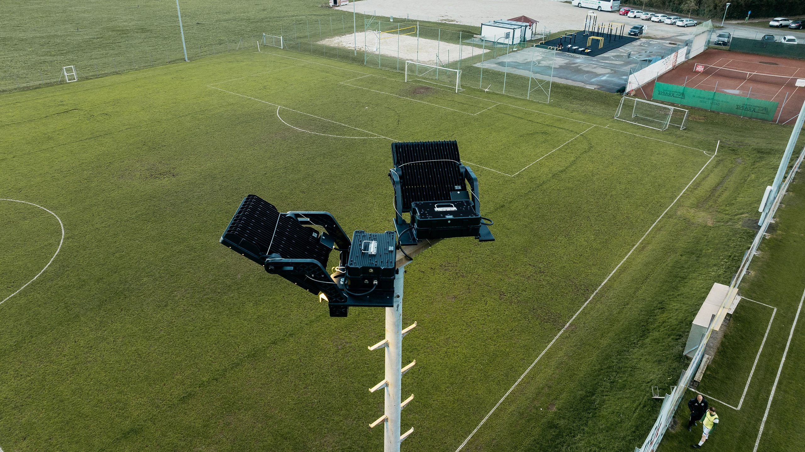Opple Lighting zeigt die Flutlicht-Scheinwerfer eines Fussballplatzes.
