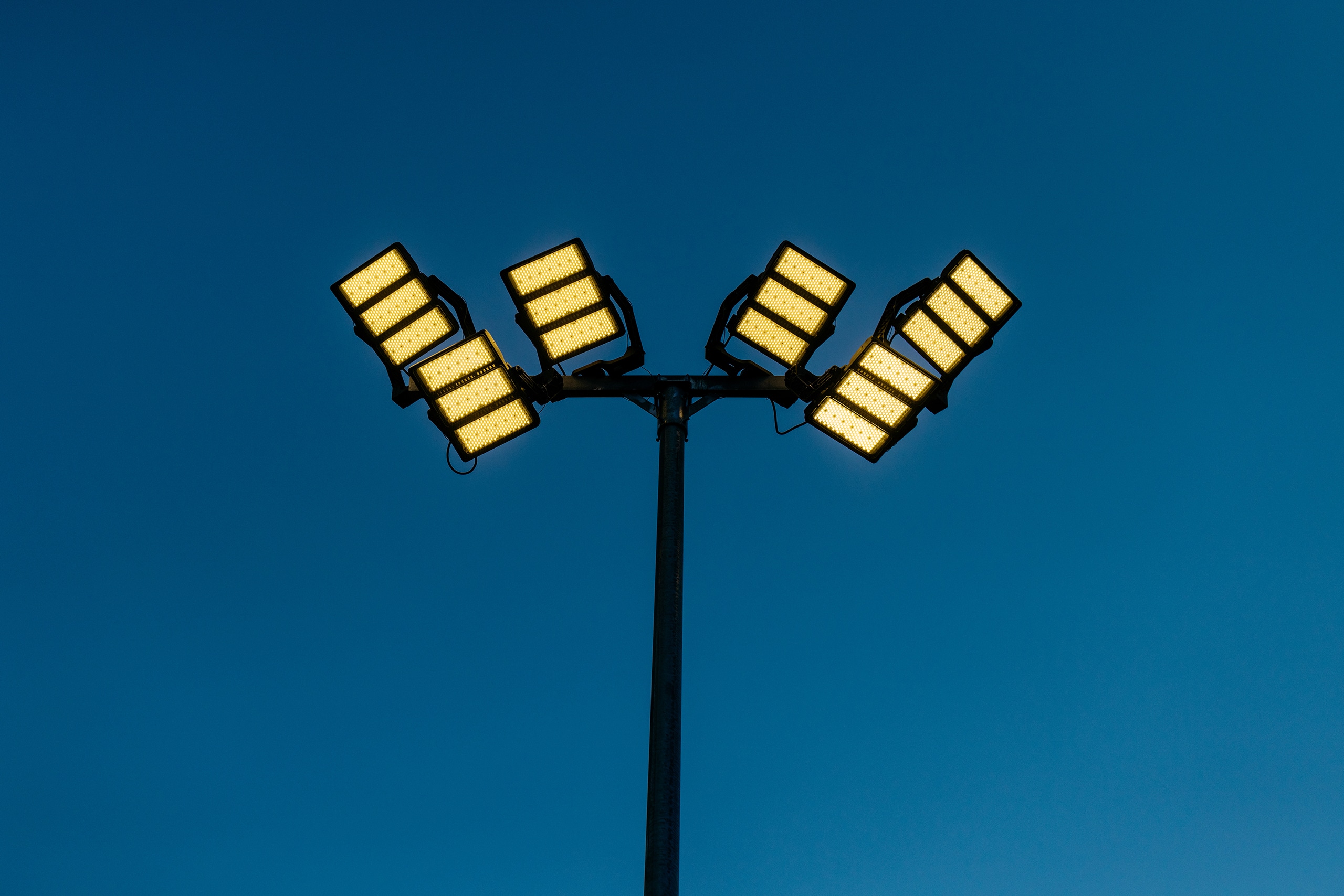 Opple Lighting zeigt die Flutlicht-Scheinwerfer eines Stadions bei Nacht.