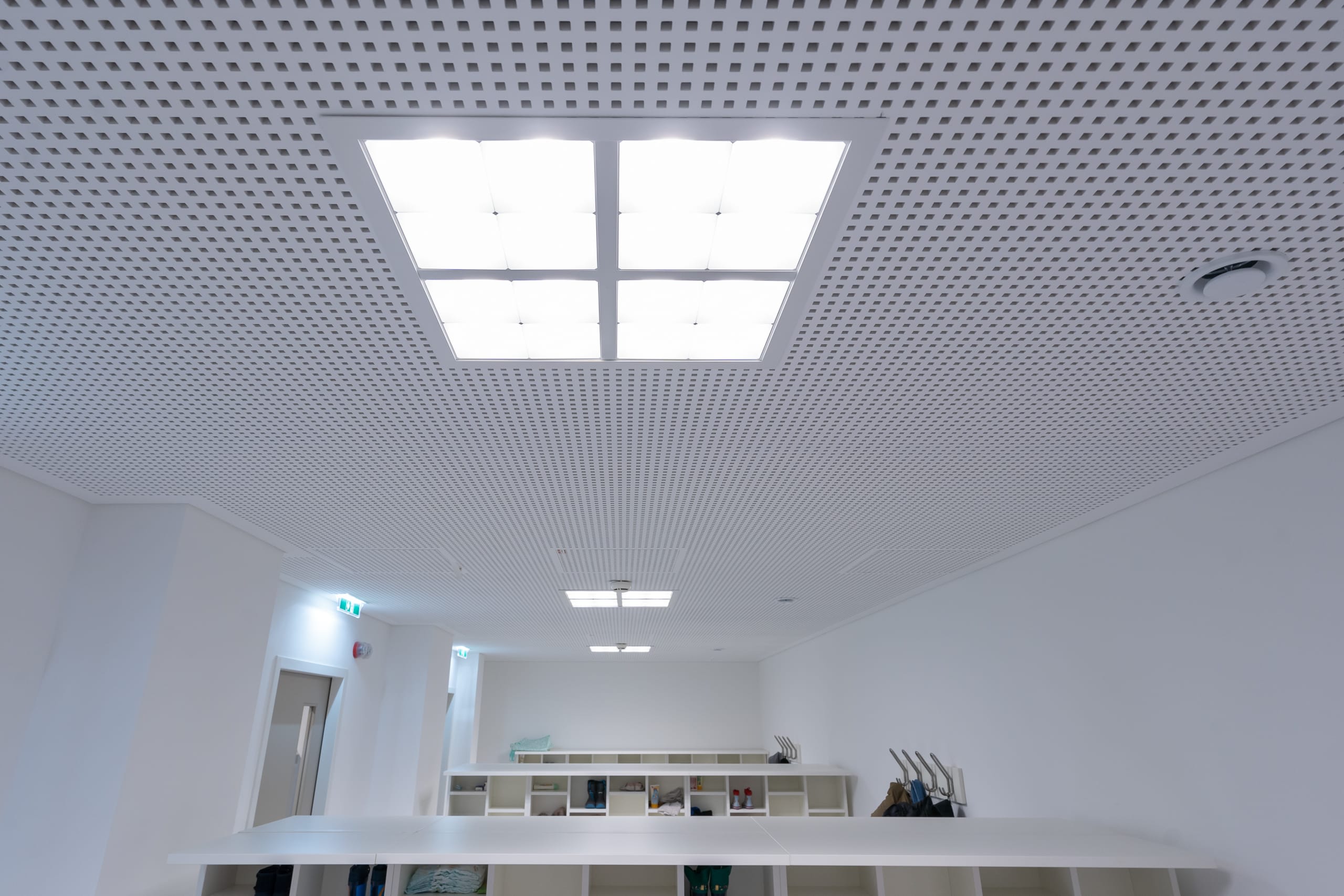 Opple Lighting zeigt einen kleinen Raum ohne Fenster, der Dank eingebauten Deckenleuchten perfekt aufgehellt wird ohne zu blenden.
