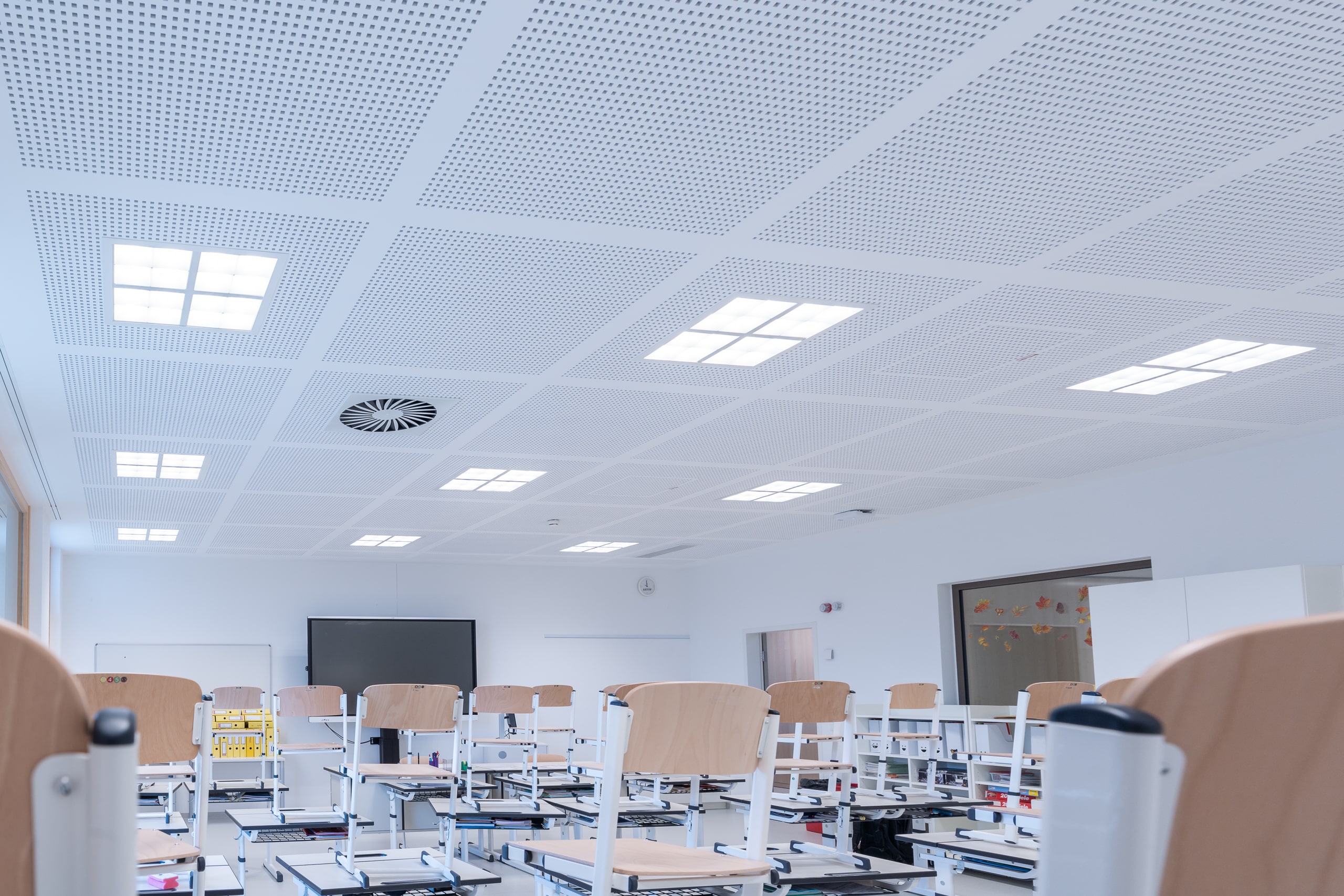 Opple Lighting zeigt ein Klassenzimmer mit eingebauten Deckenleuchten mit Blendungsreduzierung.