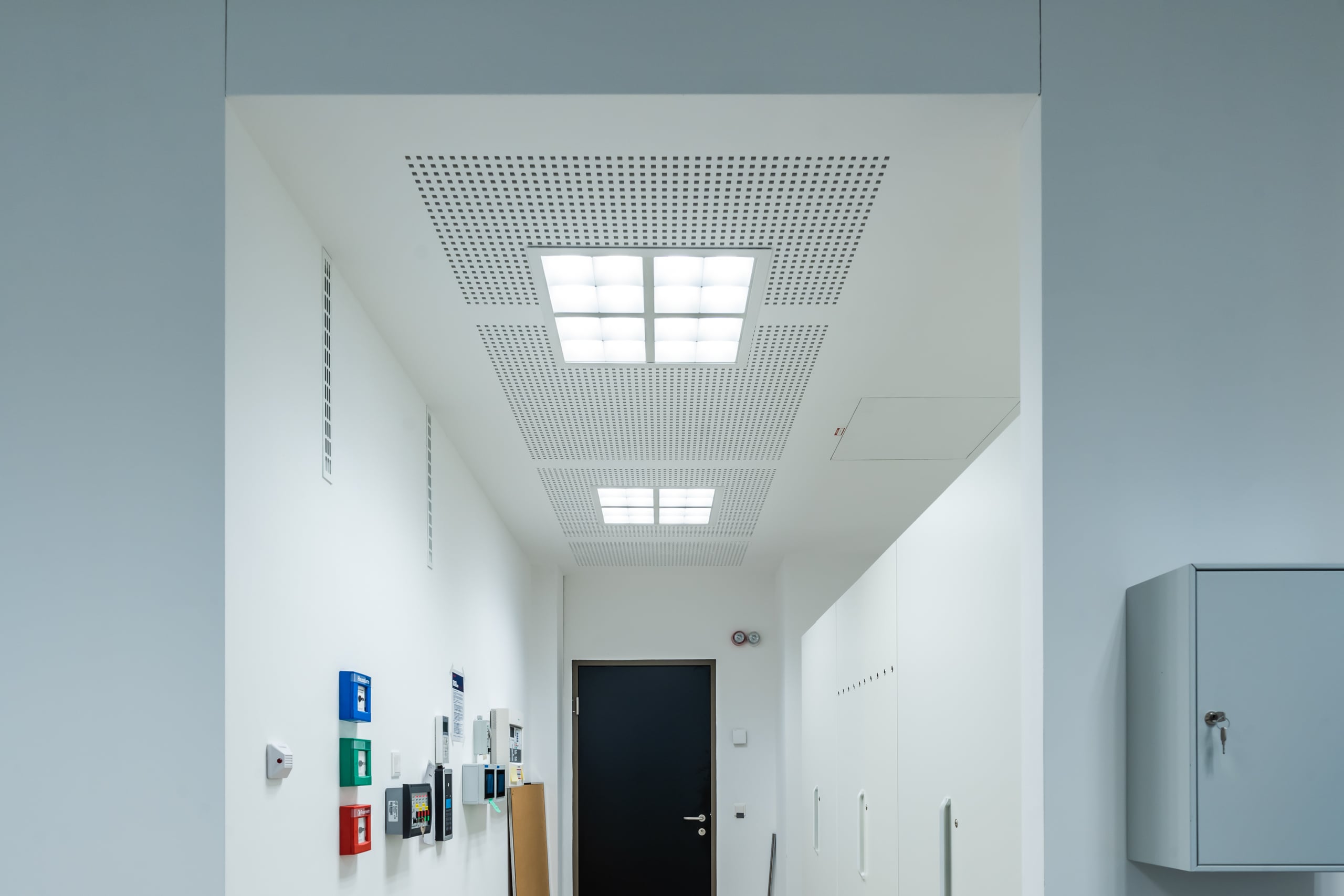 Opple Lighting zeigt einen schmalen Gang ohne Fenster, der Dank eingebauten Deckenleuchten aufgehellt wird.