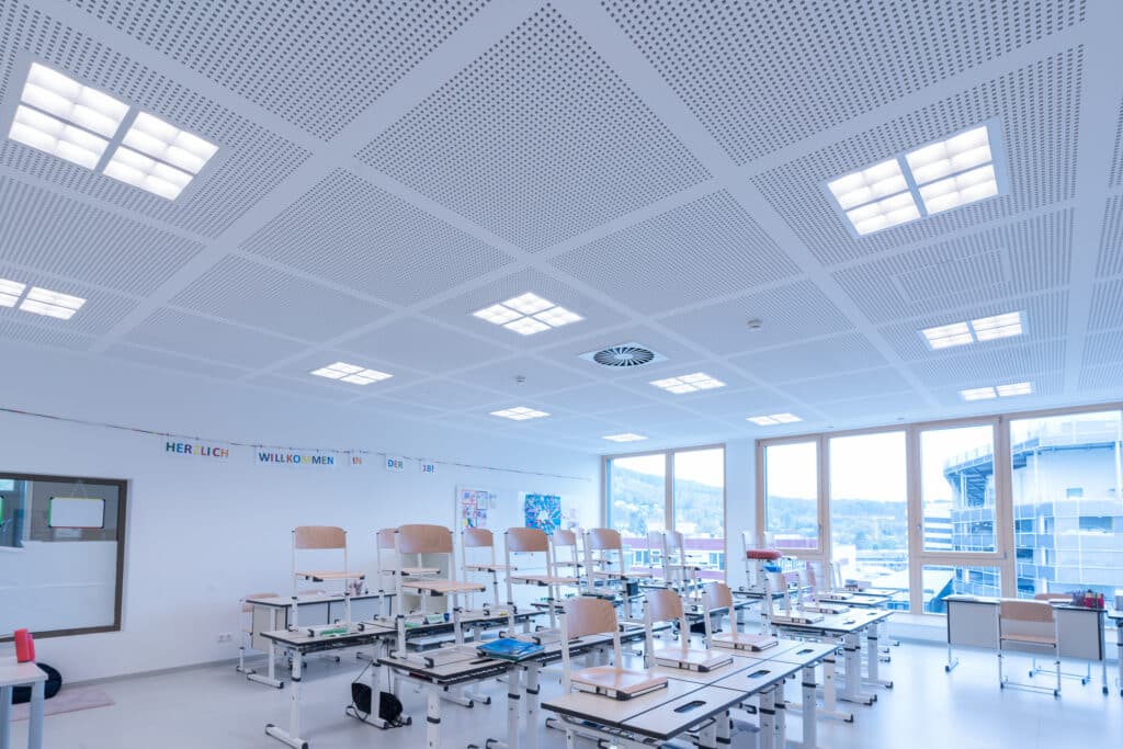 Opple Lighting zeigt ein Klassenzimmer mit eingebauten Deckenleuchten mit Blendungsreduzierung.