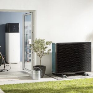 Daikin Wärmepumpe im Außenbereich auf Standfüßen im Kies mit dazugehörigem Edelstahlspeicher im Innenbereich von Limbach.