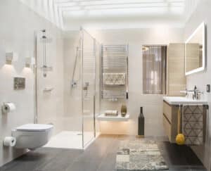 Ein modernes helles Badezimmer mit Glasdecke und Lamellen, Glasdusche und schwebenden Badezimmermöbeln aus Holz von HOLTER gezeigt von Limbach.