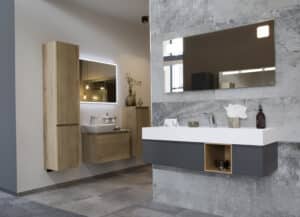 Modernes Badezimmer mit Wand- und Bodenfliesen in Steinoptik und schwebenden Waschtischen und Badezimmermöbeln in Holz und in klarer, moderner Ausführung von Limbach.