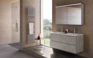 Modernes Badezimmer von Limbach mit Walk-in-Duschnische mit Bodengitter und Glaswand, einem erhöhtem Waschbereich mit schwebendem Waschtisch, einem Handtuchheizkörper in hellgrau - Grautöne und Erdfarben im Bereich Beige bis Kaschmir schaffen eine warme, stilvolle Atmosphäre.