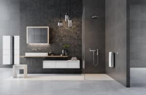 Modernes barrierefreies Badezimmer mit eleganter Walk-in-Dusche in Schwarz und kunstvollen Wandfliesen von Limbach.