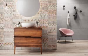 Modernes Badezimmer mit bunten, gemusterten Stabfliesen als auffälligen Blickfang von Limbach.