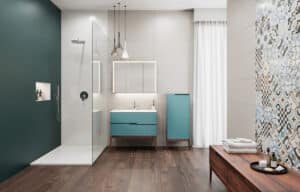 Ein modernes Badezimmer mit Walk-in-Dusche und auffälliger petrolfarbener Duschwand und Badezimmermöbel in Türkis von Limbach.