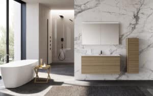 Modernes Badezimmer mit einer Wand in Marmoroptik, Bodenfliesen in Schieferoptik, freistehender Badewanne, Walk-in-Dusche und schwebenden Badezimmerschränken aus Holz von Limbach.