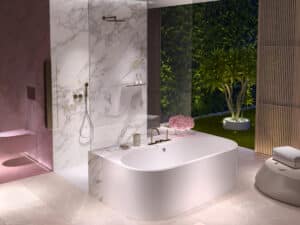 Modernes Badezimmer mit XXL-Fliesen in Marmoroptik, Badewanne, Walk-in-Dusche, WC-Bereich, Glaswänden und Holzpaneelen als Sichtschutz und rosafarbener LED-Beleuchtung passend zu den Hortensien in der Vase für eine warme Spa-Atmosphäre von Limbach.