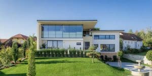 Villa mit Flachdach, Garten, Terrasse und Fixverglasung von Planungsbüro Schaufler.
