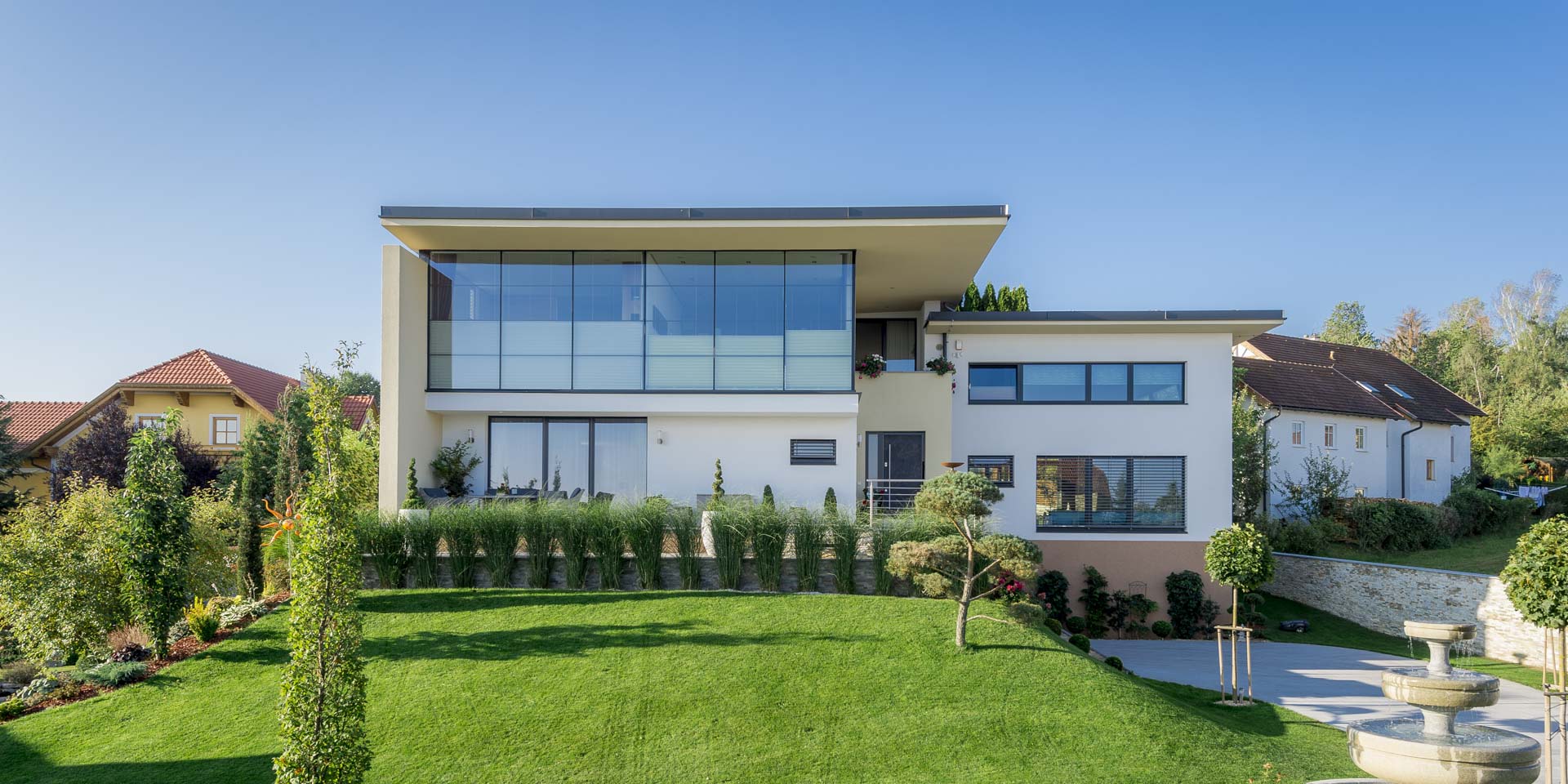 Villa mit Flachdach, Garten, Terrasse und Fixverglasung von Planungsbüro Schaufler.