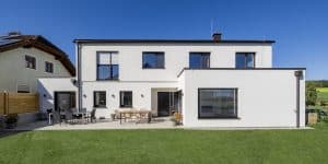 Einfamilienhaus in verschachtelter Bauweise mit großzügiger Terrassenfläche und Garten von Planungsbüro Schaufler.
